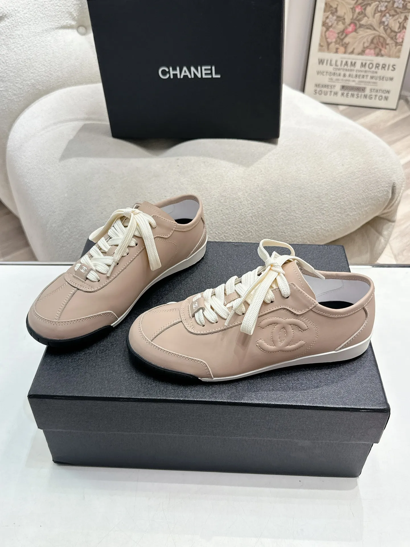 👟👟Ex-factory price 560👟👟 Chanel Grandma 2024 counter top casual sports shoes This classic design; the upper is electro-embroidered with a variety of techniques; the outsole is fashionable and sporty; it is unusual to incorporate a variety of color matching elements... The diversified mix and match is very good-looking and versatile, casual, fashionable, sports and outdoor can be taken into account... ꫛꫀꪝ Go➫ Material: ❶Upper is made of: Original imported high silk cow suede + small fragrance fabric ❷Inner lining: original imported breathable sheepskin lining ❸Outsole based on: original TPU combination outsole Special counter boutique packaging complete set for women 35–41